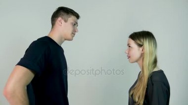 Kadın erkek arkadaşı tokat. Beyaz bir arka plan üzerinde izole. Kız erkek arkadaşı yavaş beyaz arka plan üzerinde tokat