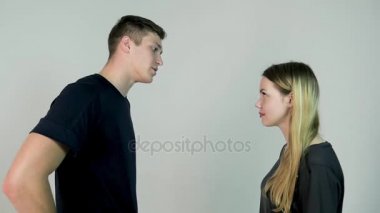 Kadın erkek arkadaşı tokat. Beyaz bir arka plan üzerinde izole. Kız erkek arkadaşı yavaş beyaz arka plan üzerinde tokat