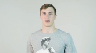 Mutlu bir adam bir göz kırpıyor yakın çekim. genç adam göz kırpıyor. kışkırtıcı kırpışan adam