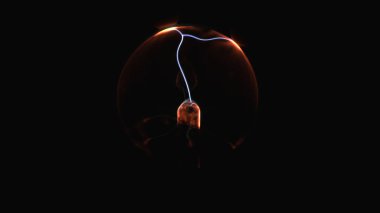 Elektrostatik plazma küresi karanlıkta. Tesla coil - fizik deney