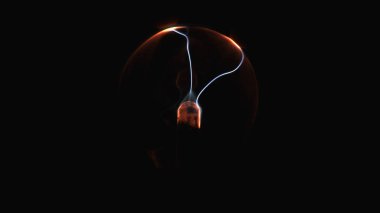 Elektrostatik plazma küresi karanlıkta. Tesla coil - fizik deney