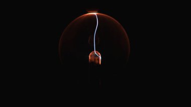 Elektrostatik plazma küresi karanlıkta. Tesla coil - fizik deney