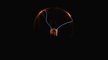 Elektrostatik plazma küresi karanlıkta. Tesla coil - fizik deney