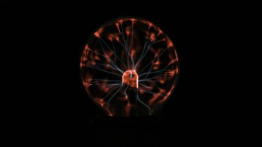 Elektrostatik plazma küresi karanlıkta. Tesla coil - fizik deney