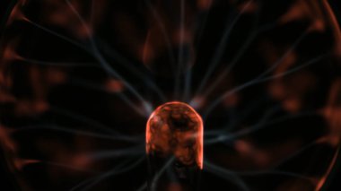 Bir plazma topu dokunmadan el. Bir plazma topu lamba enerji, güç, elektrik, bilim ve Fizik, closeup için parlak Cam Küre kavramı dokunmadan el