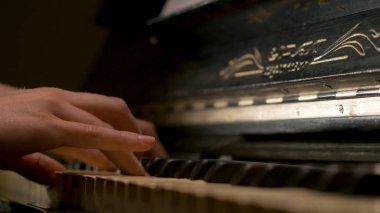 Piyano closeup oynayan genç bir kadın. Müzik aletleri ayrıntıları oyuncu el closeup ile oynarken piyano eller piyanist