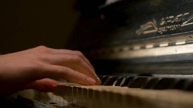 Piyano closeup oynayan genç bir kadın. Müzik aletleri ayrıntıları oyuncu el closeup ile oynarken piyano eller piyanist