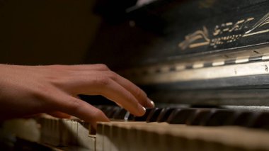 Piyano closeup oynayan genç bir kadın. Müzik aletleri ayrıntıları oyuncu el closeup ile oynarken piyano eller piyanist