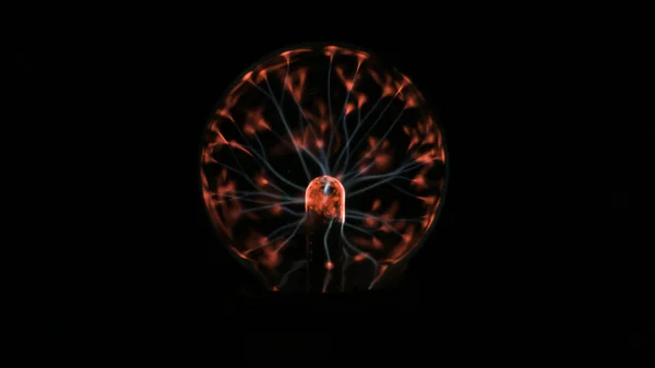 Электростатическая плазменная сфера в темноте. Катушка Тесла - физический эксперимент — стоковое фото