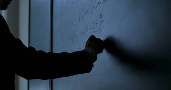 Oamenii de știință scriu formule pe tablă. Mâna cu cretă a scris formule de fizică pe tabla neagră closeup — Fotografie, imagine de stoc