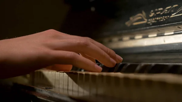 Mladá žena hrající klavír closeup. Piano ruce pianista hrající hudební nástroje podrobnosti s detailním ruka hráče — Stock fotografie