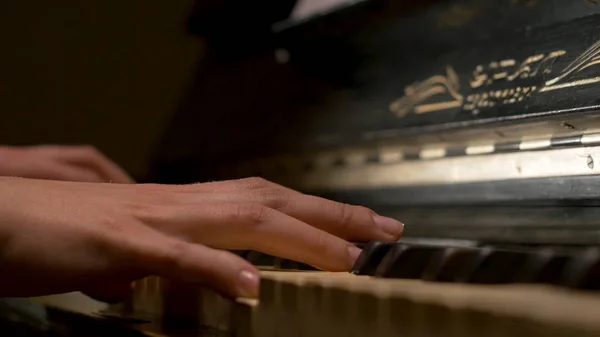 Una giovane donna che suona il piano in primo piano. Pianoforte mani pianista suonare Strumenti musicali dettagli con giocatore mano primo piano — Foto Stock