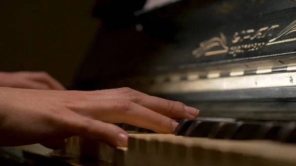 Eine junge Frau, die in Nahaufnahme Klavier spielt. Klavier Hände Pianist spielt Musikinstrumente Details mit Spieler Hand Nahaufnahme — Stockfoto