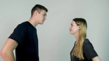 Tokat. İlişki zorlukları genç kadın sevgilisi, yavaş hareket ile tartışıyor