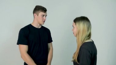 Tokat. İlişki zorlukları genç kadın sevgilisi, yavaş hareket ile tartışıyor