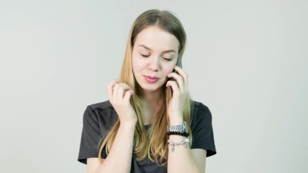 Ung kvinna arg, cry, förvirrad, ledsen, nervös, orolig, stress och tänkande med hennes mobiltelefon, vacker ung flicka, isolerade vit bakgrund — Stockvideo