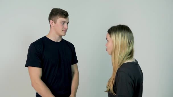 Ударь по лицу. Проблемы в отношениях между молодой женщиной и ее парнем, замедленная съемка — стоковое видео