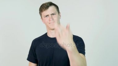 Orta parmak üzerinde beyaz izole gösterilen genç adam. Kamera ve gösteren orta parmak bakarak siyah t-shirt ile kızgın delikanlı