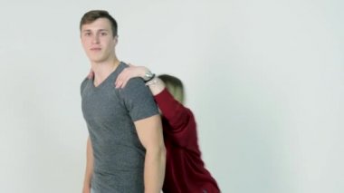 Mutlu genç çift, kız erkek sırtına atlıyor. Genç kız adamın sırtına atlıyor