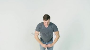 Genç gülümseyen adam atlet beyaz arka plan üzerinde Isınma egzersizleri yapıyor. Spor, sağlık, tutulması uygun kavramı