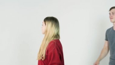 Genç adam yanında kız gözlerini kapatma. Genç erkek bir sürpriz yapıyor kadın gözleri koruyor