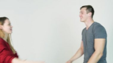 Genç adam kucaklama kız. Beyaz bir arka plan üzerinde uzun bir ayrılıktan sonra genç çift kucaklayan