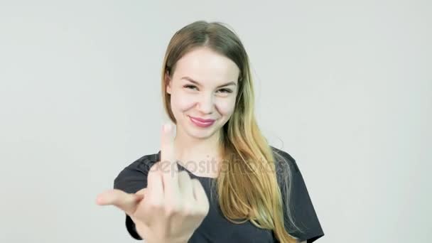 Belleza mujer mostrando el dedo medio y sonriendo sobre fondo blanco — Vídeos de Stock