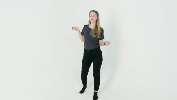 Feliz bailarina sobre fondo blanco. Mujer joven bailando sobre fondo blanco — Vídeos de Stock