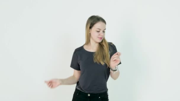 Joyeux jeune danseuse sur fond blanc — Video