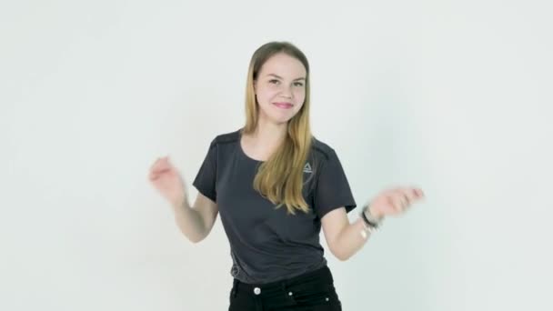 Szczęśliwa młoda kobieta taniec na białym tle — Wideo stockowe