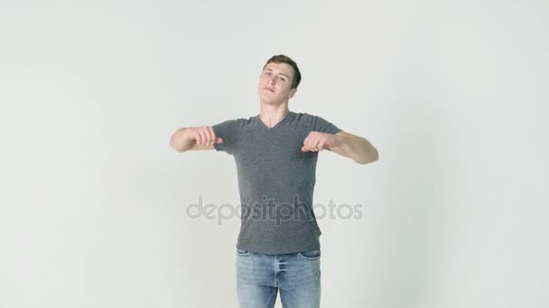 Joven atleta sonriente haciendo ejercicios de calentamiento sobre fondo blanco. Concepto de deporte, salud, mantenerse en forma — Vídeos de Stock