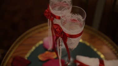 Festival sofra çiçekler, peçete, vintage çatal ile düğün, Gözlük, parlak dekor ayrıntıları masa. Düğün gözlük çiçekli beyaz düğün tablo. Kırmızı kurdele ile lüks gözlük