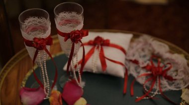 Festival sofra çiçekler, peçete, vintage çatal ile düğün, Gözlük, parlak dekor ayrıntıları masa. Düğün gözlük çiçekli beyaz düğün tablo. Kırmızı kurdele ile lüks gözlük