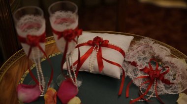 Festival sofra çiçekler, peçete, vintage çatal ile düğün, Gözlük, parlak dekor ayrıntıları masa. Düğün gözlük çiçekli beyaz düğün tablo. Kırmızı kurdele ile lüks gözlük