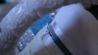 Kumaş ile parlak bir haç. Ross-dikiş, dikiş ve terzilik kavramı - beyaz kumaş üzerine dikiş iplik. Tanrı'nın görüntü peçeteyle çapraz. Seçici odak. Çapraz