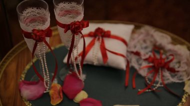 Festival sofra çiçekler, peçete, vintage çatal ile düğün, Gözlük, parlak dekor ayrıntıları masa. Düğün gözlük çiçekli beyaz düğün tablo. Kırmızı kurdele ile lüks gözlük