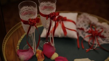 Festival sofra çiçekler, peçete, vintage çatal ile düğün, Gözlük, parlak dekor ayrıntıları masa. Düğün gözlük çiçekli beyaz düğün tablo. Kırmızı kurdele ile lüks gözlük