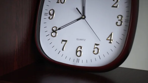 Orologio da parete bianco. L'orologio da parete ovale mostra le 11: 40. Tempo — Foto Stock