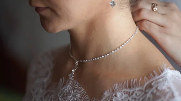 Pulsera y collar de boda. Mujer probándose un brazalete de joyas. Novia con tesoro. Mujer con joyas. Chica con joyas de moda, pendientes, pulseras y collar — Foto de Stock