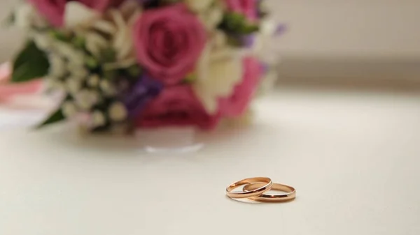 Anillos de boda y rosa. Joyería de boda y anillos. El anillo de boda de belleza en una caja. Anillos de boda dorados — Foto de Stock