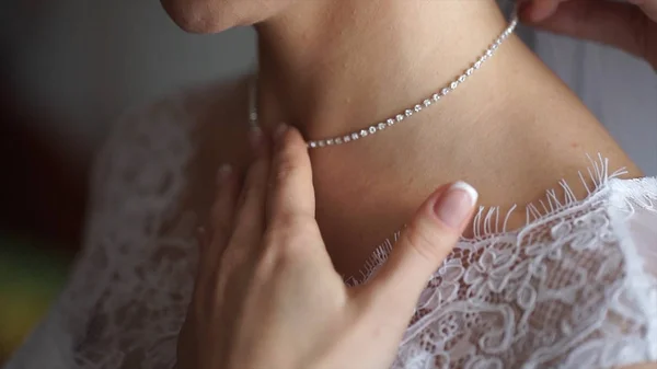 Pulsera y collar de boda. Mujer probándose un brazalete de joyas. Novia con tesoro. Mujer con joyas. Chica con joyas de moda, pendientes, pulseras y collar — Foto de Stock