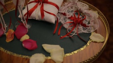 Festival sofra çiçekler, peçete, vintage çatal ile düğün, Gözlük, parlak dekor ayrıntıları masa. Düğün gözlük çiçekli beyaz düğün tablo. Kırmızı kurdele ile lüks gözlük