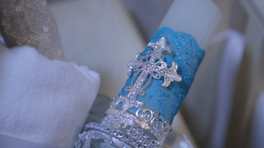 Dekoratif mavi mum. Beyaz büyük dekoratif mum Kutsal haç ile. Mum çarmıha rakam. Seçici odak