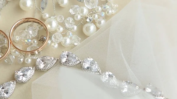 Alyans ve rose. Takı ve halkalar