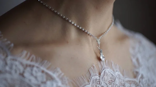 Bracciale e collana da sposa. Donna che prova un braccialetto di gioielli. Sposa con tesoro. Donna con gioielli. Ragazza con gioielli alla moda, orecchini, bracciali e collana — Foto Stock