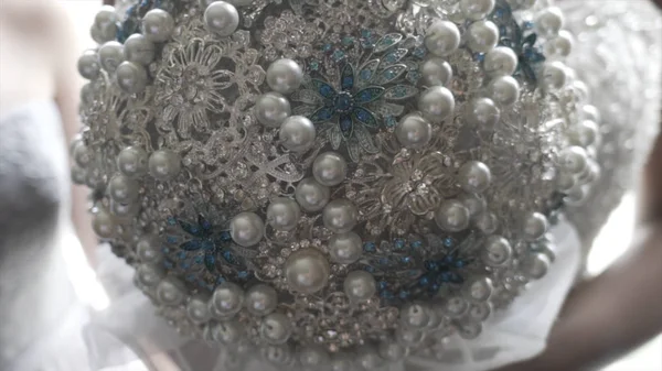 Siyah kadın dekorasyon yapay düğün buket tutar. Düğün buket yapay çiçek. Gelin şaşırtıcı beyaz düğün dekorasyon buket yapay çiçek ve metal tutar. Seçici