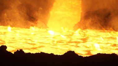 Açık Ocak fırın olarak sıvı metal dökme. Sıcak çelik dökme. Açık Ocağın atölye olarak sıvı metal dökme