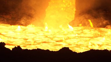 Açık Ocak fırın olarak sıvı metal dökme. Sıcak çelik dökme. Açık Ocağın atölye olarak sıvı metal dökme