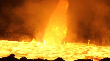 Açık Ocak fırın olarak sıvı metal dökme. Sıcak çelik dökme. Açık Ocağın atölye olarak sıvı metal dökme