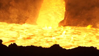 Açık Ocak fırın olarak sıvı metal dökme. Sıcak çelik dökme. Açık Ocağın atölye olarak sıvı metal dökme